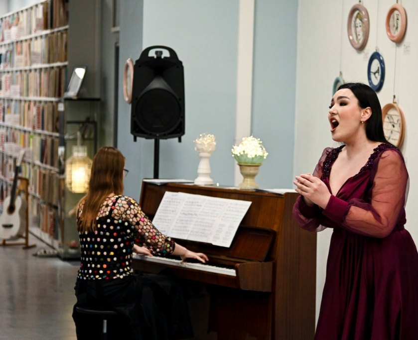 Фото Сотни новосибирцев пришли ночью в библиотеки – вот что они там делали 6